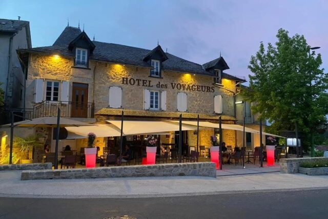 HÔTEL DES VOYAGEURS Le Rouget-Pers